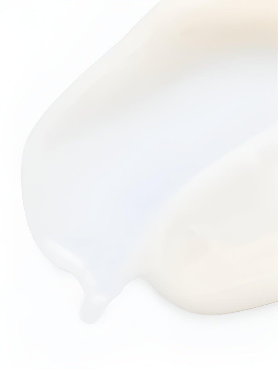 Eclat Soin natural pigment perfecting serum in a smooth, creamy texture for radiant skin